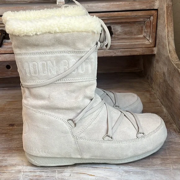 SOLD 🤍 Moon Boots with Tecnica size 6-8 - Picture 2 of 11